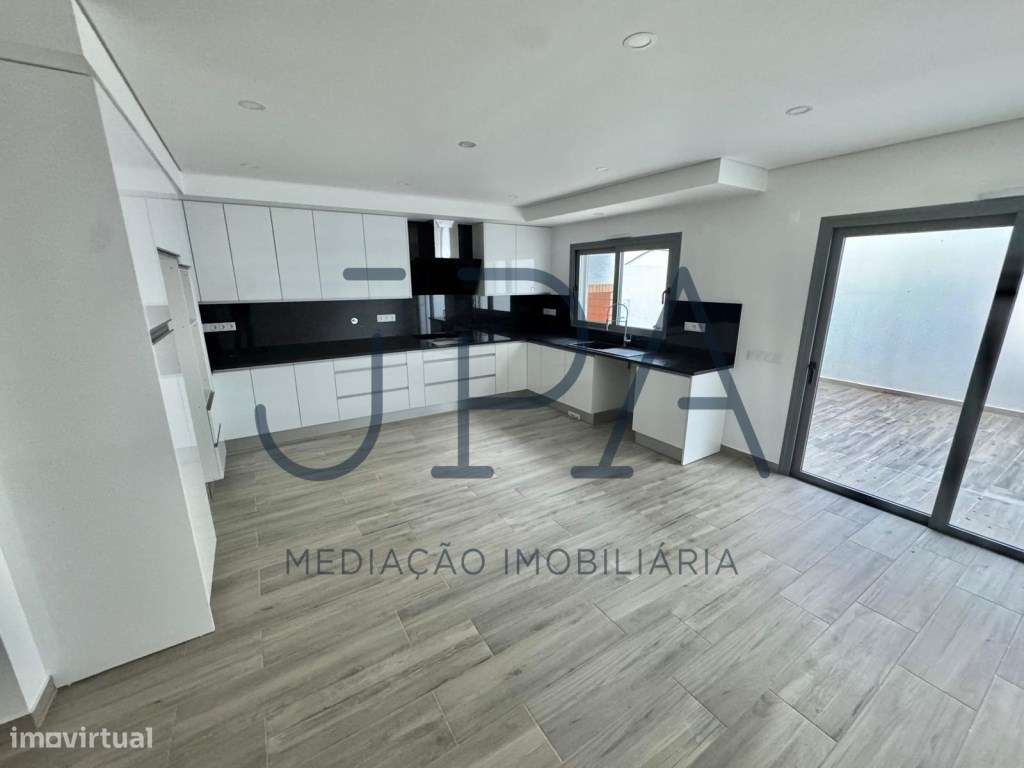 Tavira A Estrear Moradia T3 2 De 3 Pisos Com Garagem