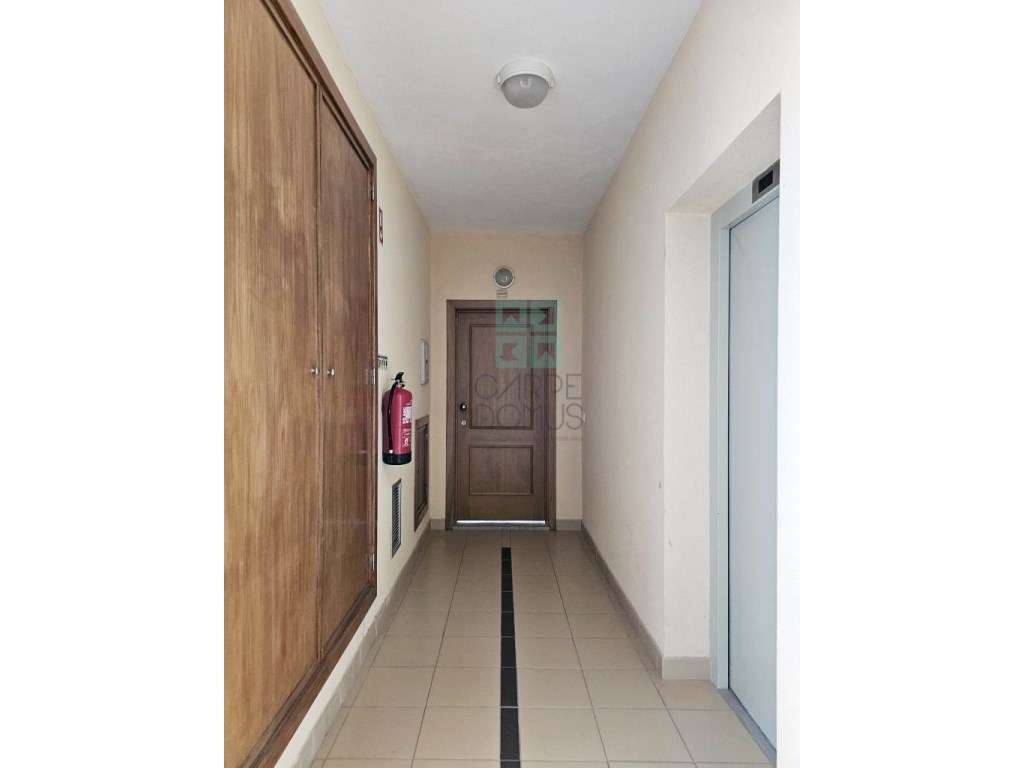 Espaçoso apartamento T3, com parqueamento, junto centro de Loulé, A...-51