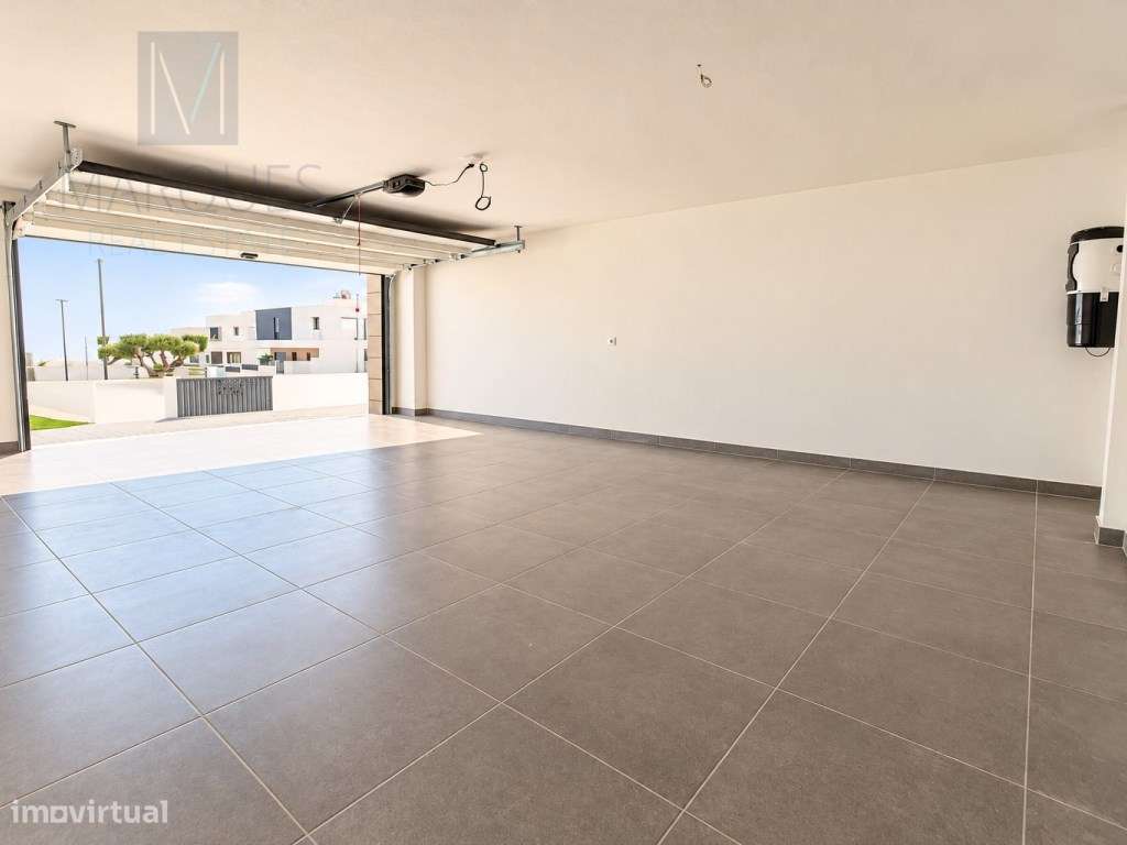 Moradia V4 com Garagem, Piscina e Jardim em Vale de Milhaços - Corr...-11