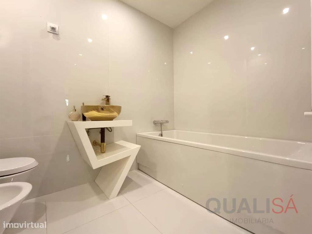 Apartamento T3 de gaveto com varandas, garagem fechada e excelentes...-23