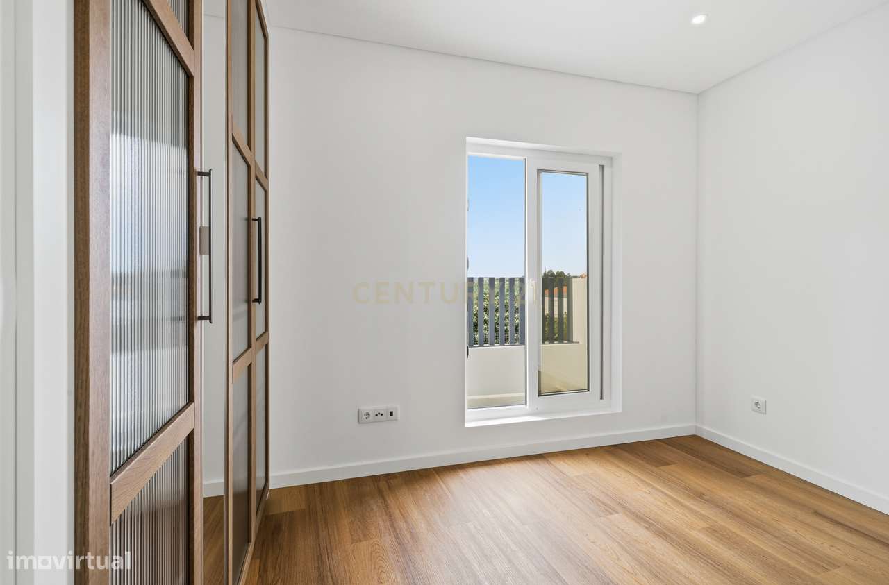 Moradia Renovada com Jardim, no Sarge-9