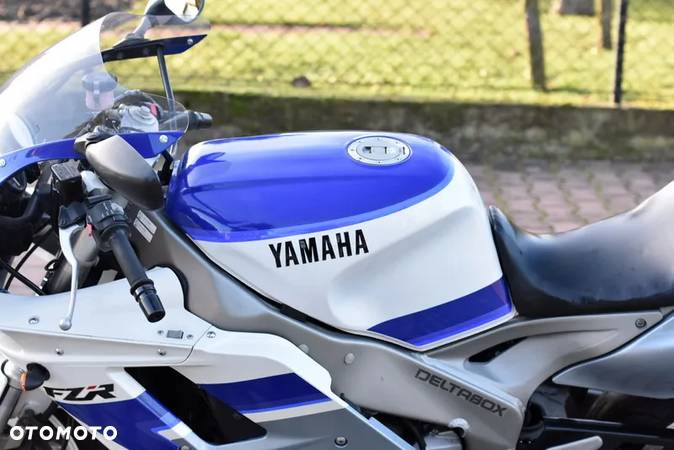 Yamaha FZR - 24