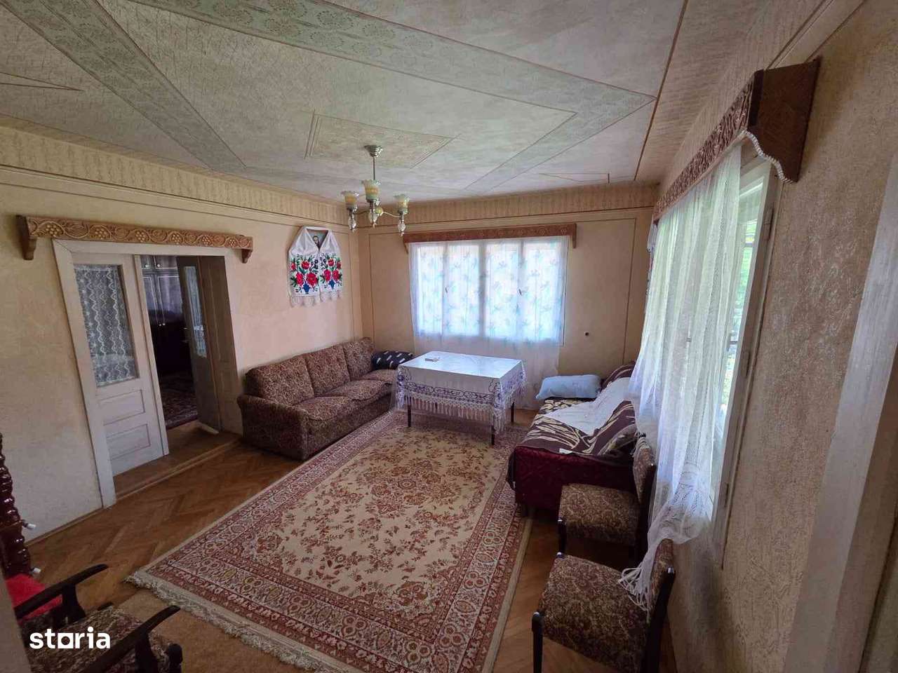 Casa de vanzare cu 4 camere si garaj - Imagine principală: 3/8