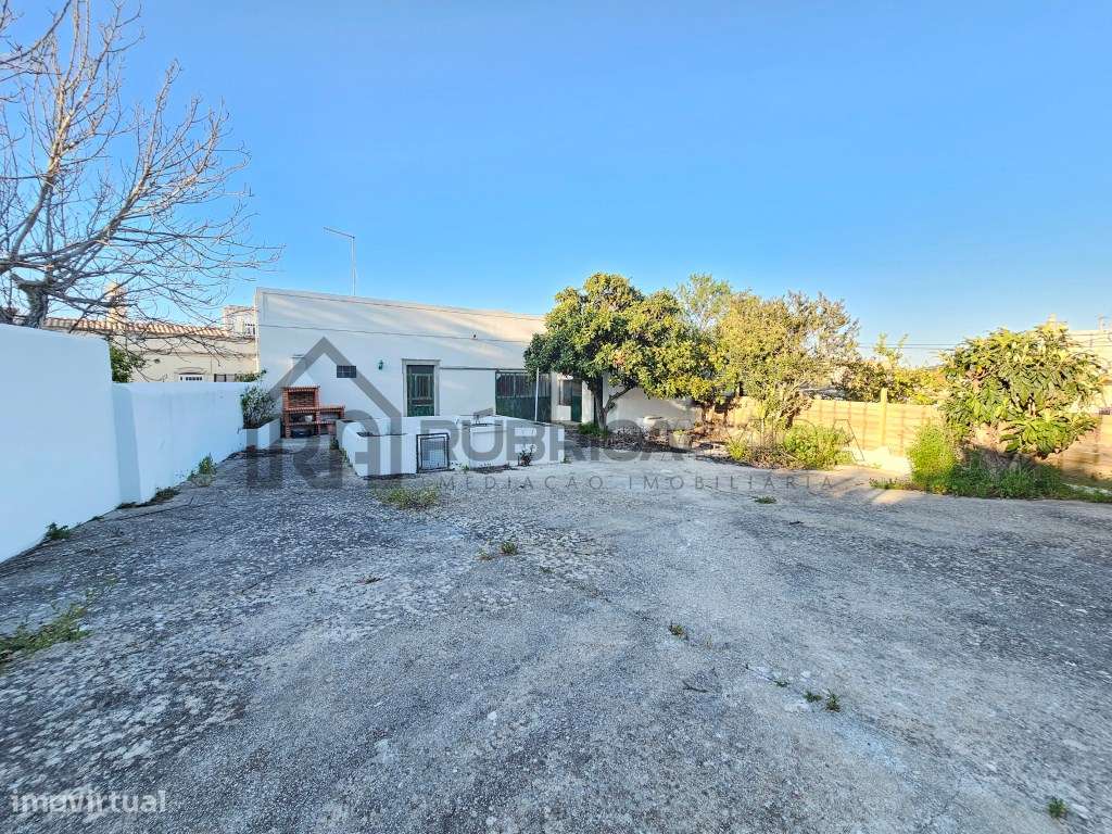Moradia V3 renovada, com logradouro e anexo-20