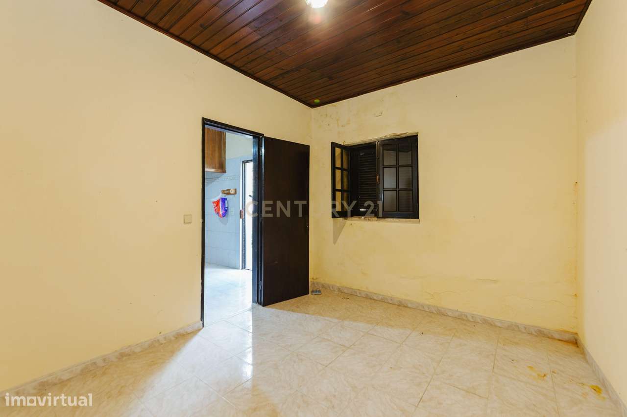 2 moradias para recuperar, com terreno, em Alverca.-9