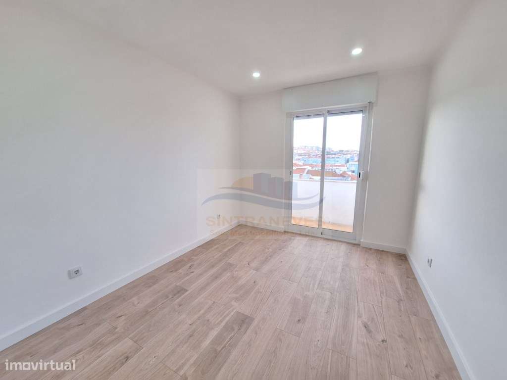 Oportunidade! T4 Renovado com Cozinha Nova e Open Space-14