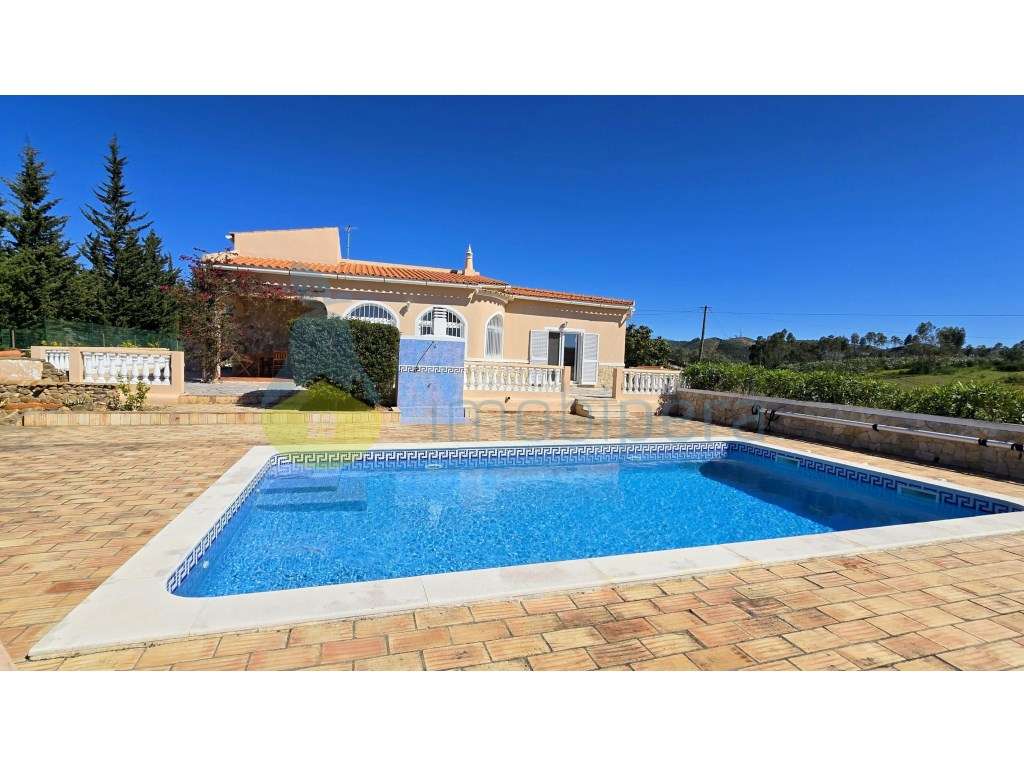 Moradia V4 com piscina e uma vista deslumbrante-49