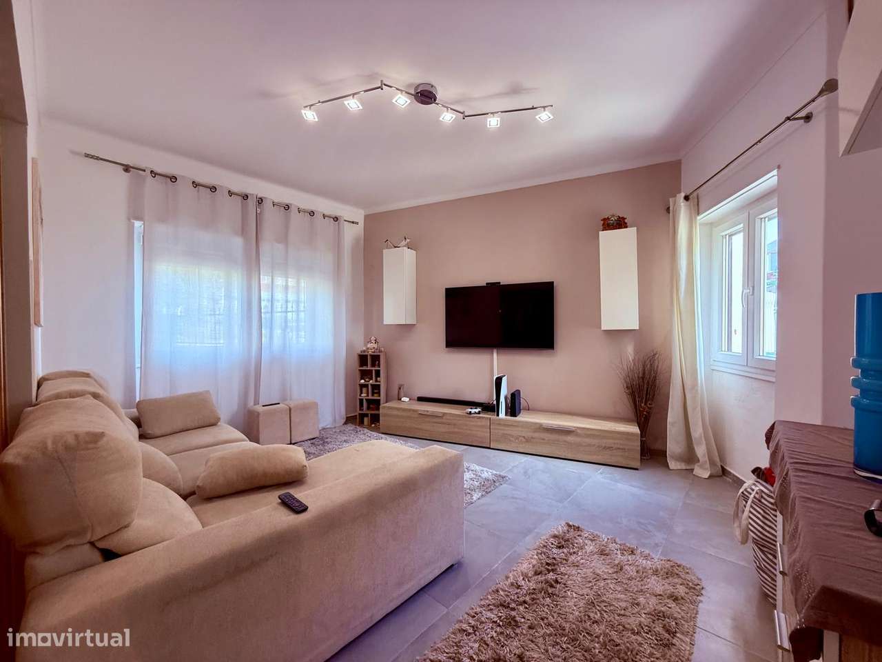 Moradia de 4 quartos, inserida num terreno com 367 m².-3