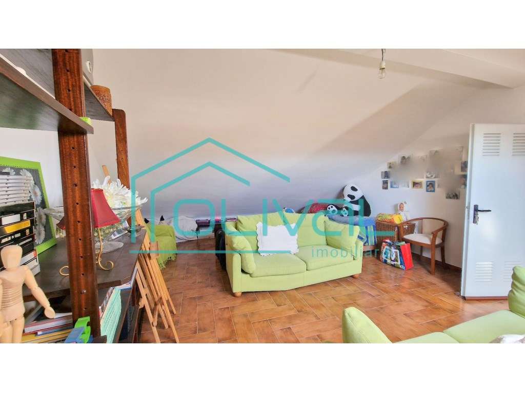 T4 com Arrecadação e Garagem Box no Centro de Benavente - Excelente...-29