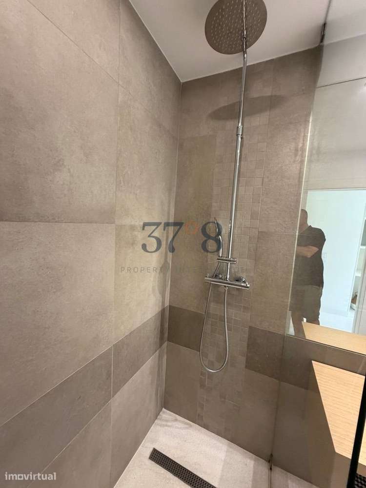 Uma vivenda de 4 quartos com piscina, num terreno de 2 hectares a 10 m-34