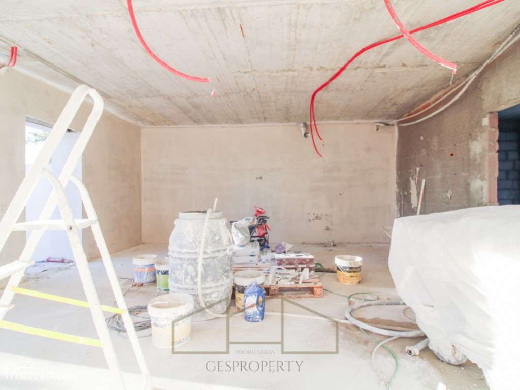 Moradia T4 Geminada com piscina na Sobreda-6