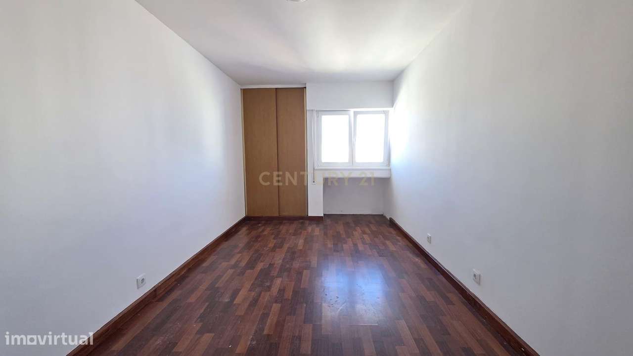 Apartamento T5 Duplex com Vista Panorâmica em Loures-15