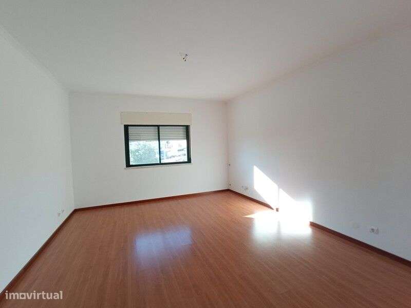 Apartamento T3 com Arrecadação – Zona Tranquila de Alenquer - Grande imagem: 3/13