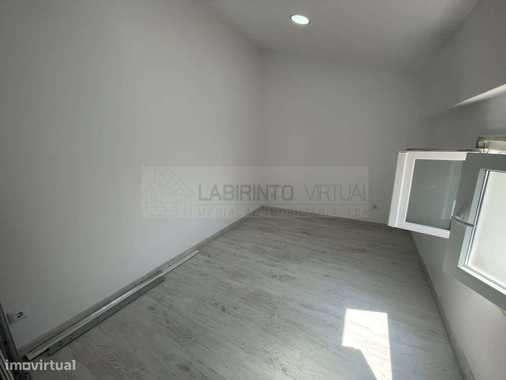 Vende-se duas moradias contíguas e abertas entre si, T9, na Ajuda -...-14
