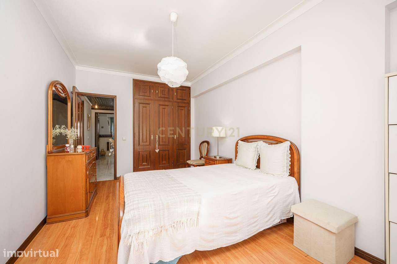 APARTAMENTO T4  CONVERTIDO EM T3 , SEMI REMODELADO, EM SETÚBAL-10