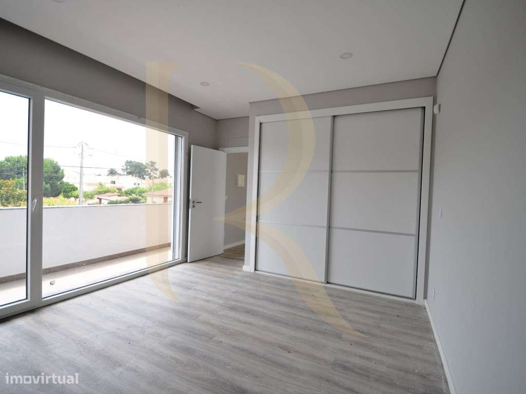 Moradia isolada nova T4+1 com piscina e garagem em Brejos de Azeitão-24