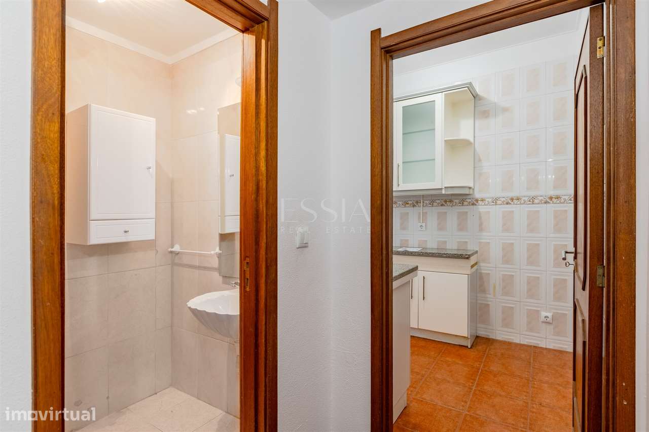 Apartamento T4 com Garagem Box entre o Marquês e Praça Sá Carneiro-21