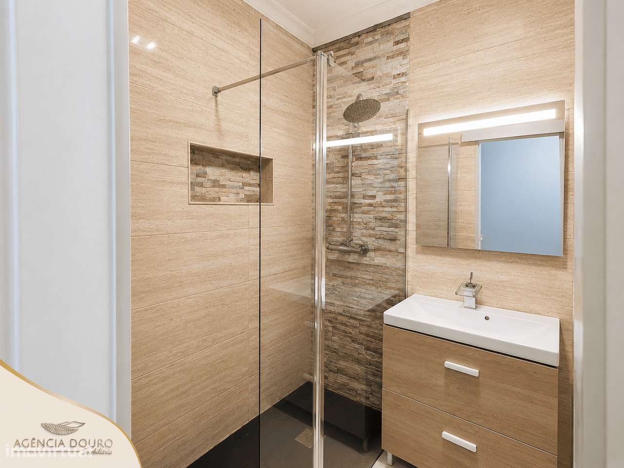 Apartamento T1+1 remodelado no centro de Matosinhos-8
