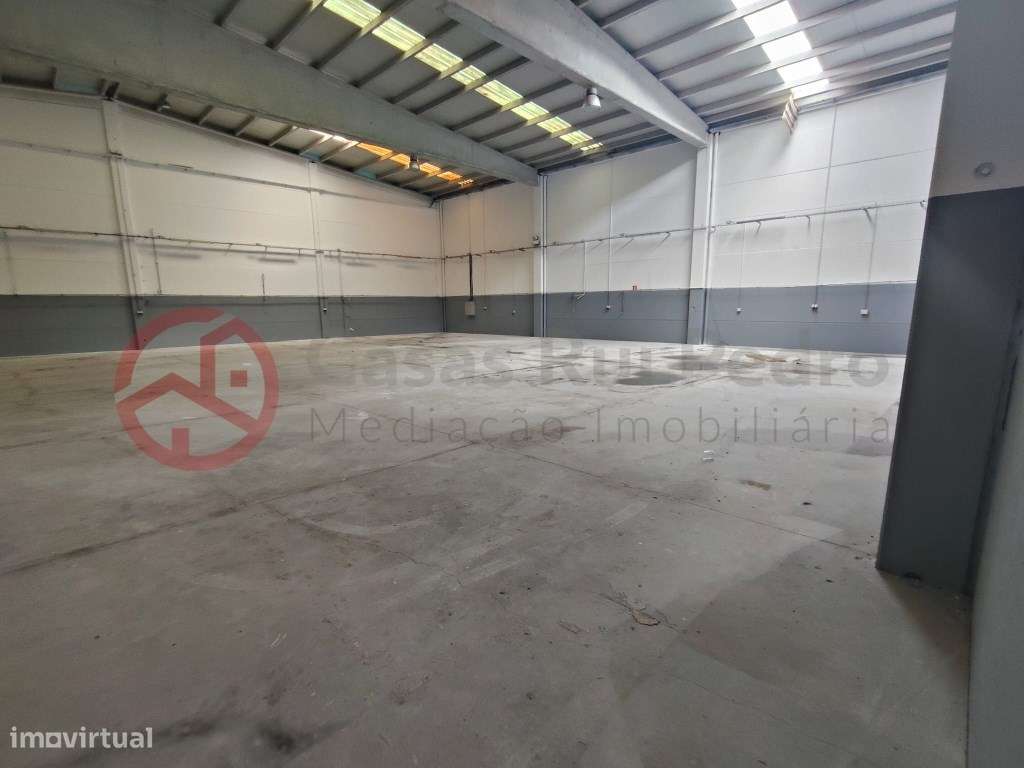 Armazém Tipo 2 à Venda em Parque Industrial Com ligação direta ao PT - Grande imagem: 2/26