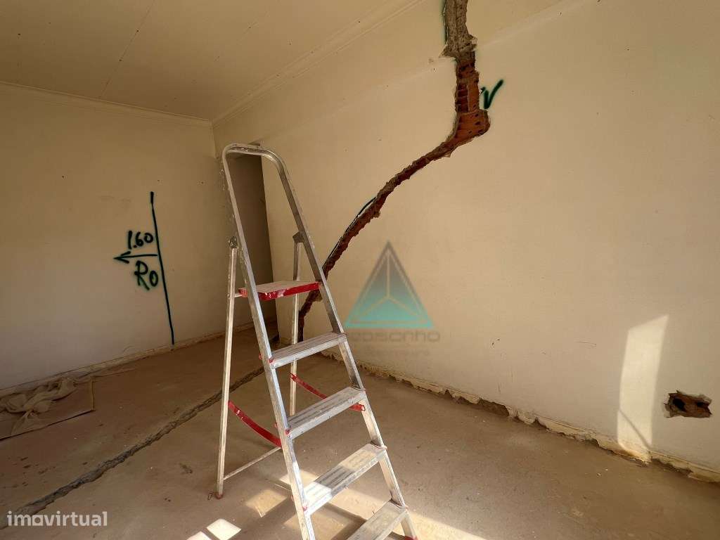Apartamento T3 em remodelação Cova da Piedade situado num 2º andar ...-8