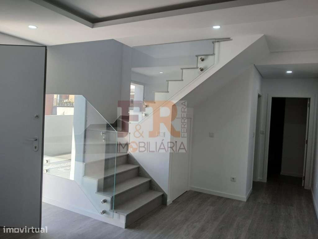 Moradia T4 com Pérgola . Fernão Ferro - Grande imagem: 2/42