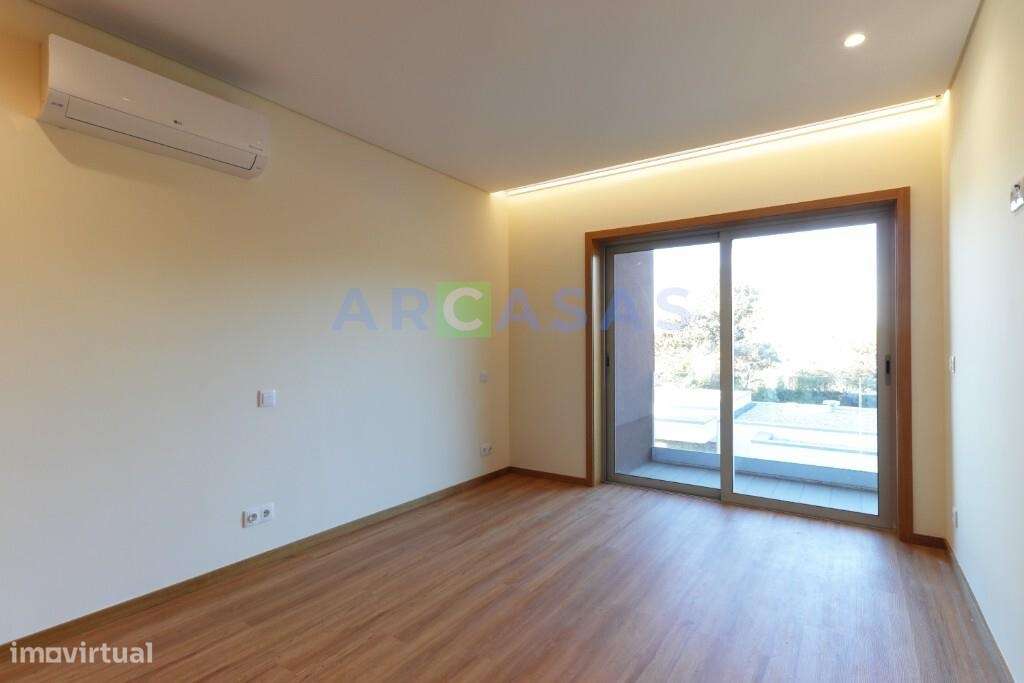 Moradia V3 com jardins e estacionamento na Trofa-18