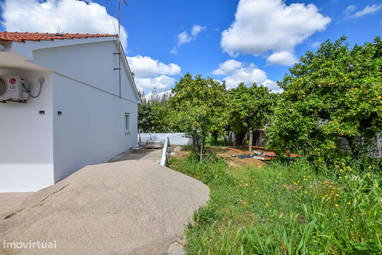 Moradia T3 remodelada com Anexos, Garagem e Poço.-40