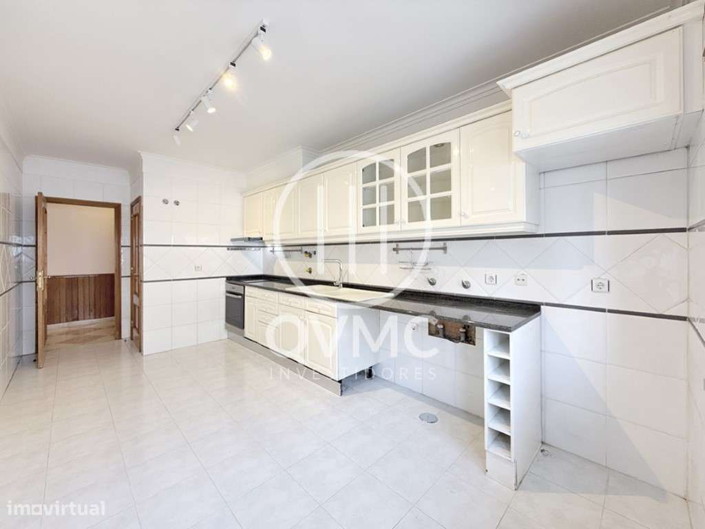 Apartamento T1 na Cavaleira com parqueamento e varanda-9