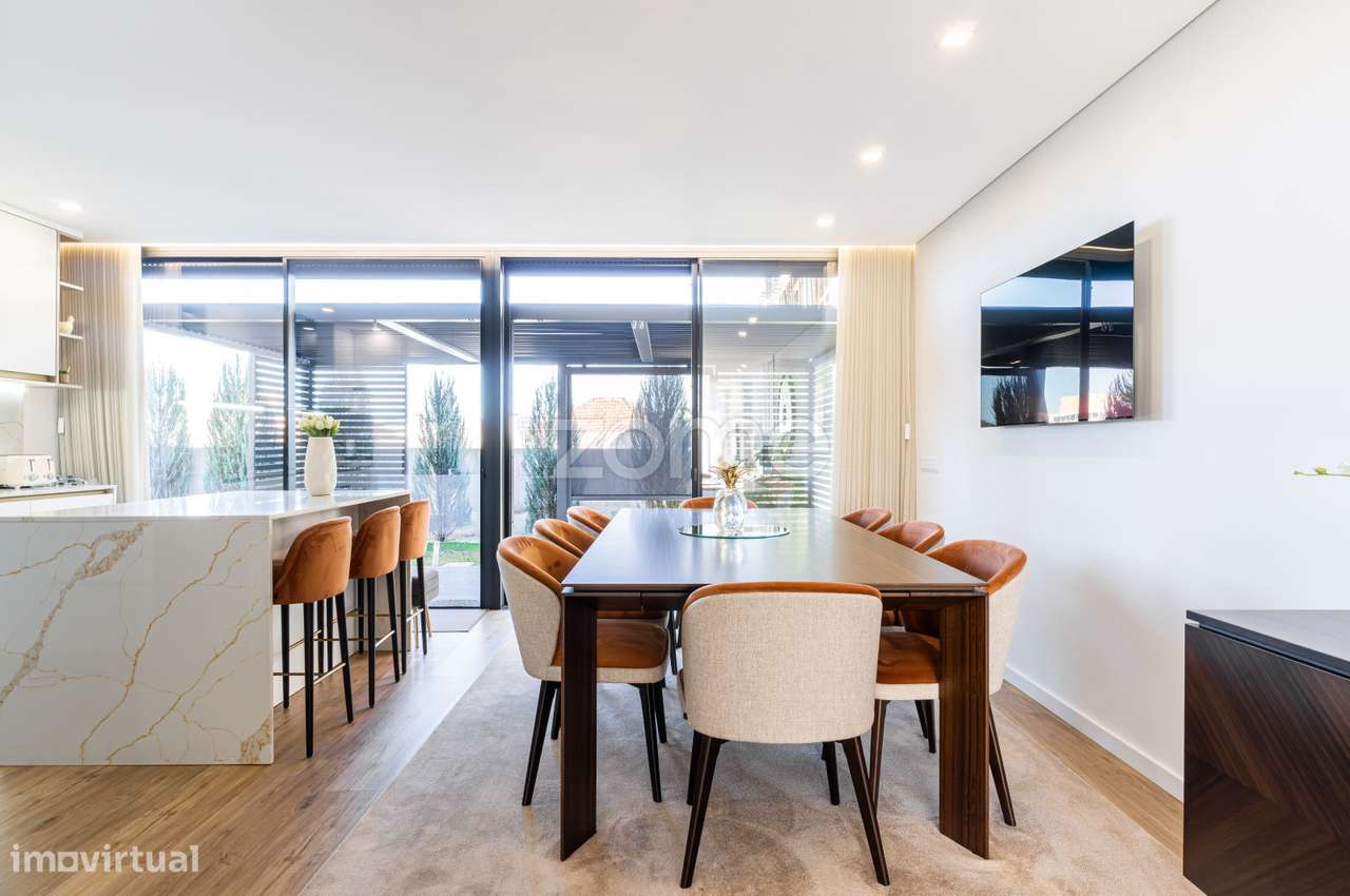 Moradia T3 de 2 pisos com jardim amplo numa zona residencial tranquila - Grande imagem: 1/35