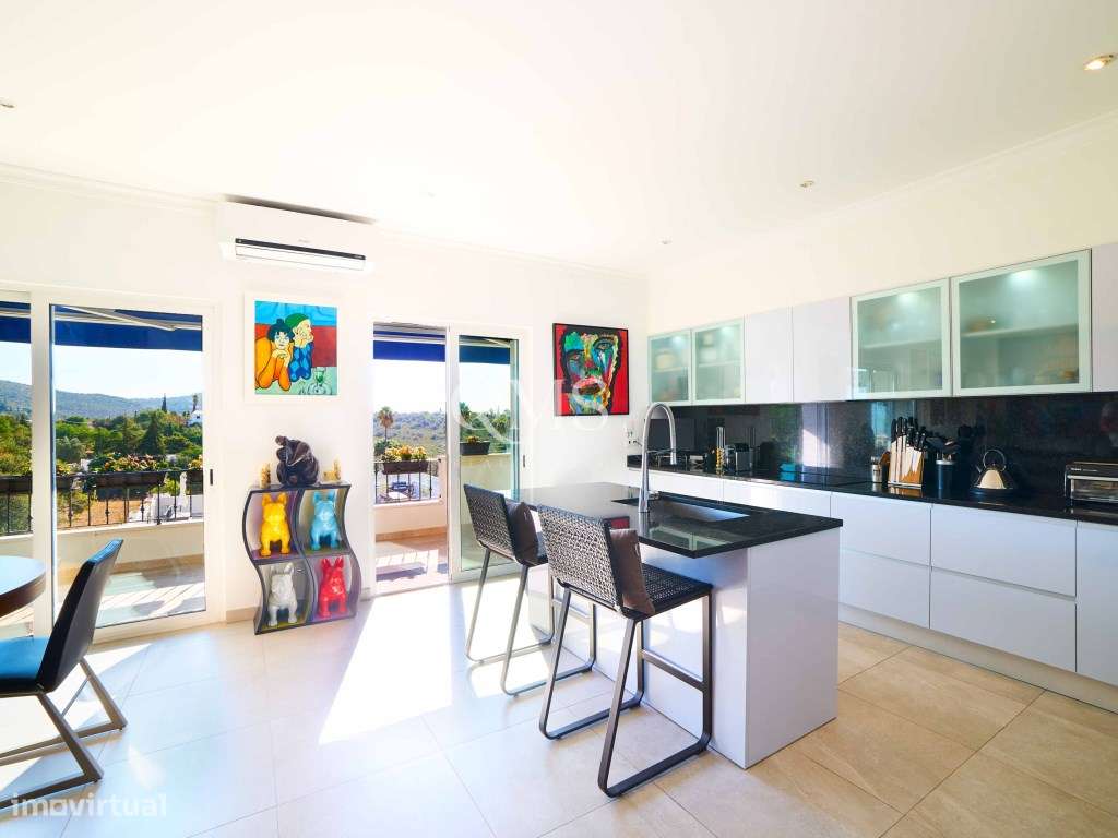 Duplex contemporâneo de três níveis em Santa Bárbara de Nexe, Algarve-11