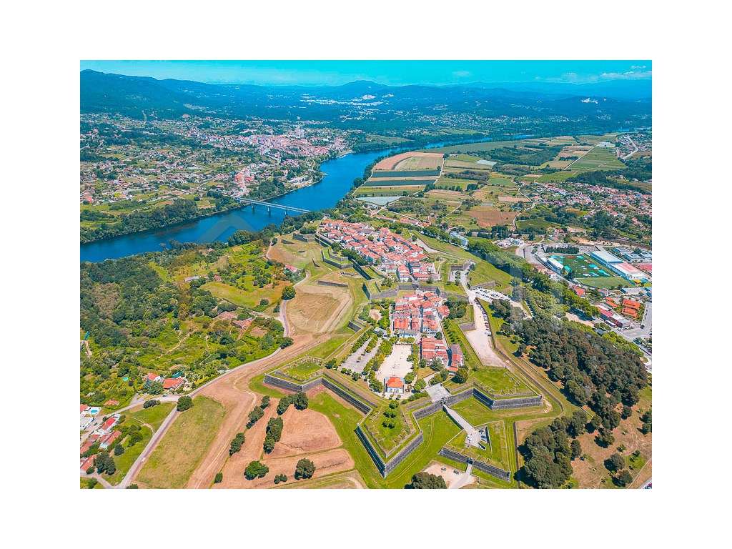 Edificio dentro das muralhas de Valença em plena zona histórica - Grande imagem: 3/3