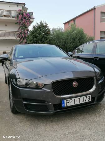 Jaguar XE - 3