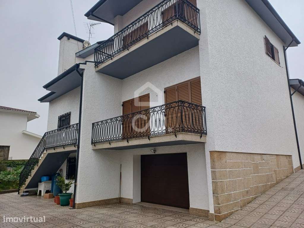 Moradia Bi-familiar T5+T2 em Palmeira, Santo Tirso-37