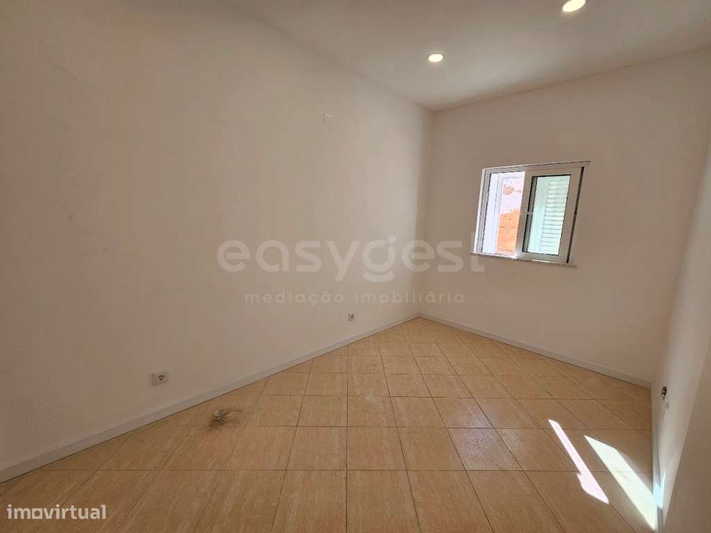 Moradia Geminada completamente renovada no Parchal - Grande imagem: 4/20