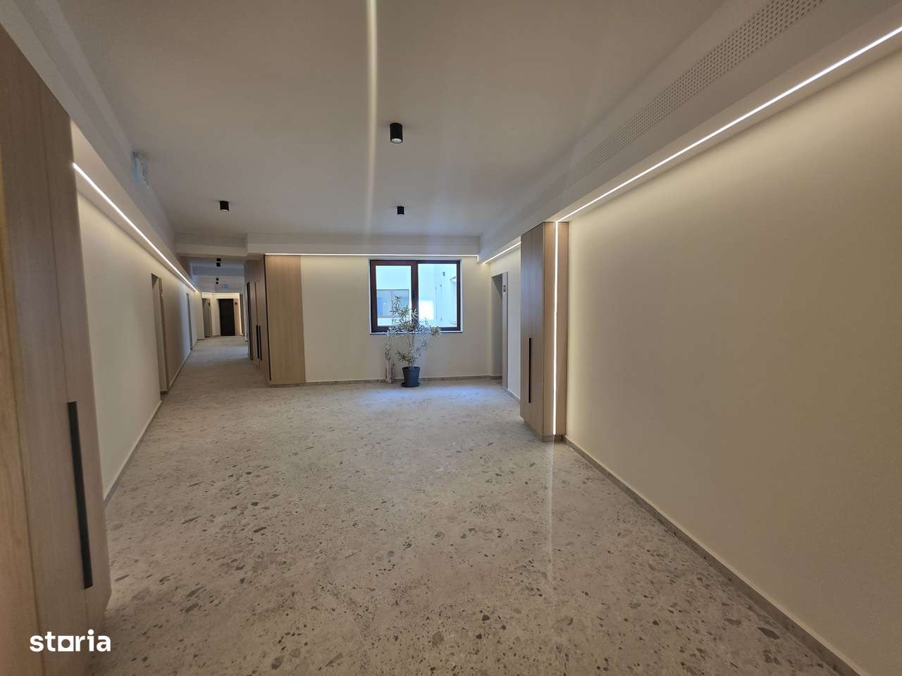 Vand apartament 2 camere cu gradina generoasa 190 mp zona Tractorul-13