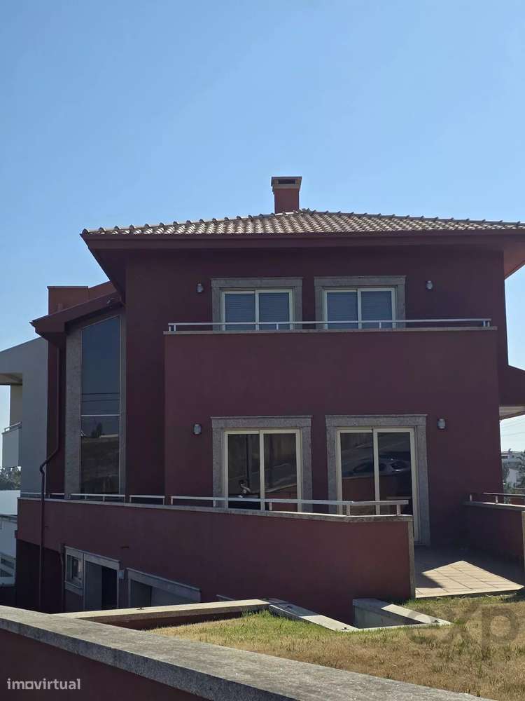 Espaçosa moradia T5 em Santa Maria da Feira - Grande imagem: 2/29