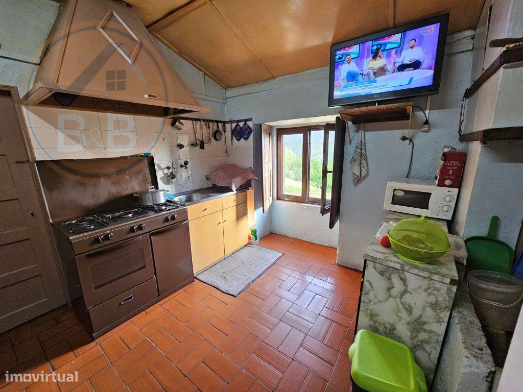 Moradia T4, em pedra, com terreno de 2.366 m² e Espigueiro datado d...-9