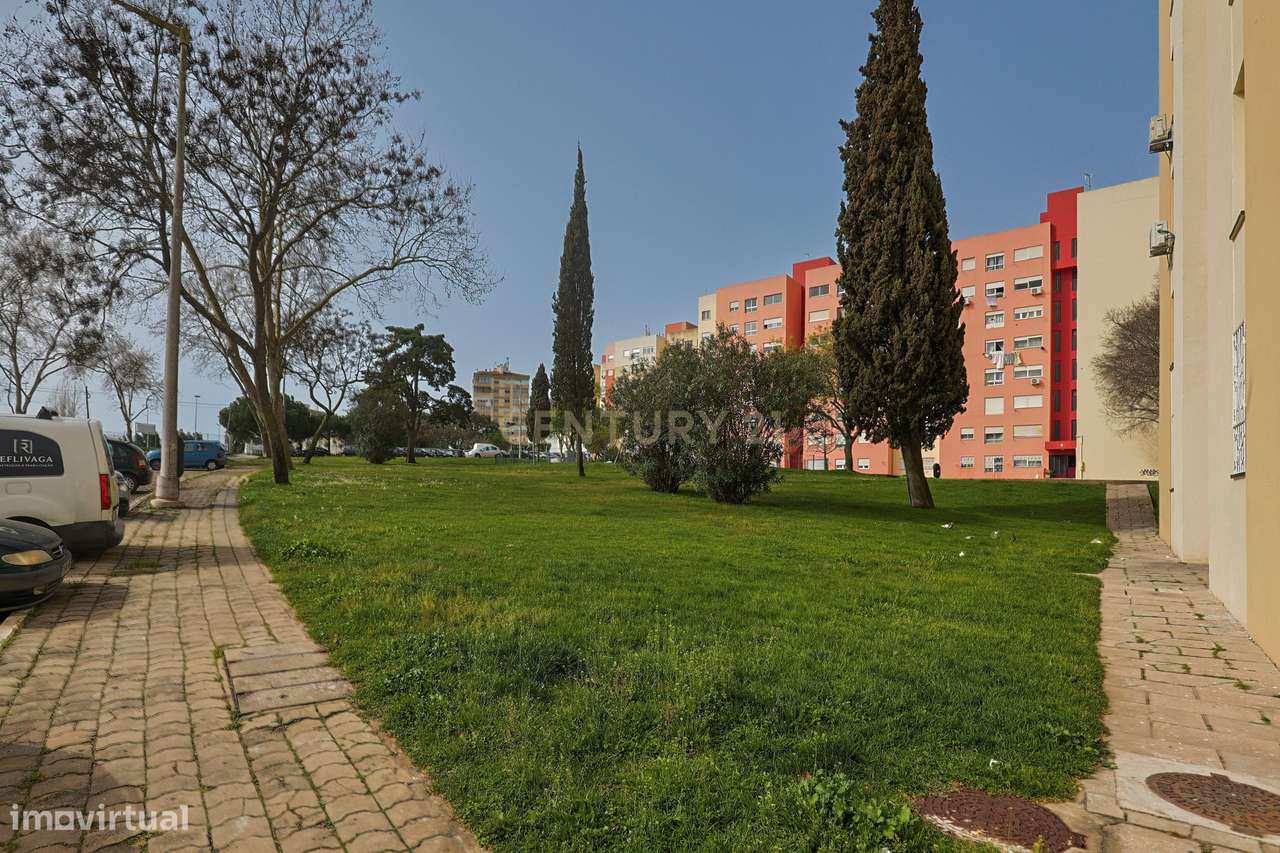 Apartamento T2 Renovado em Corroios, Seixal-19