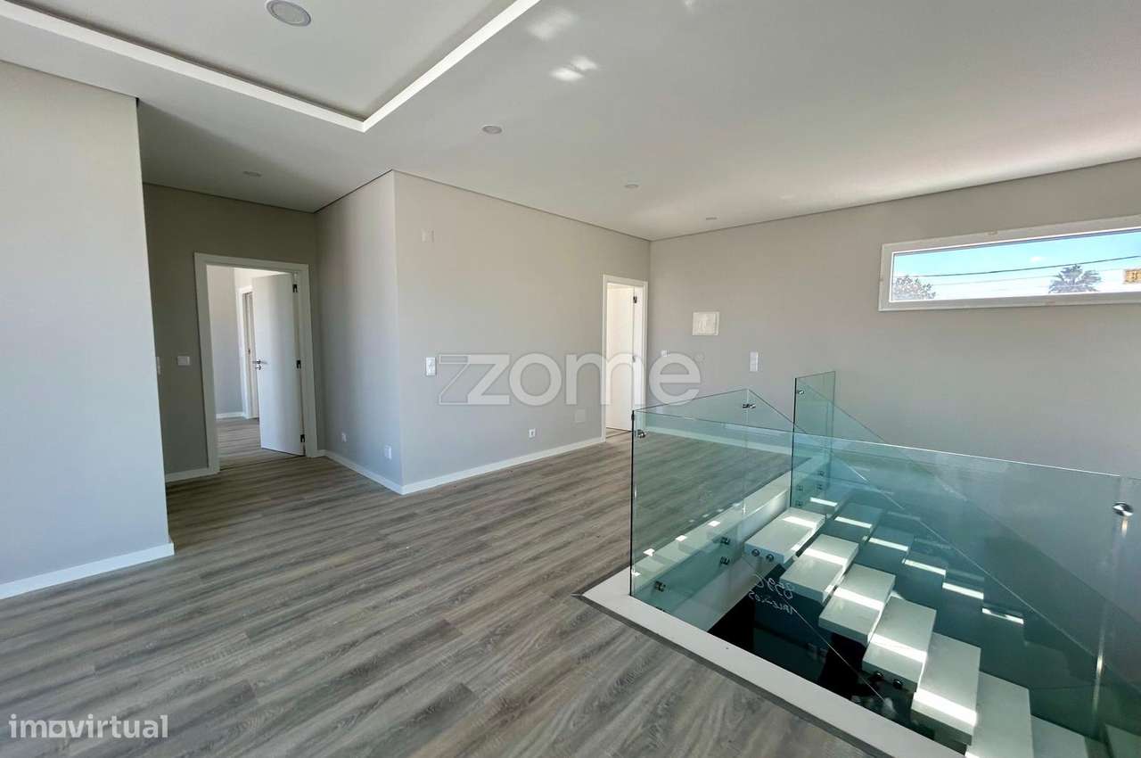 Moradia T4 com piscina, suíte e garagem em Azeitão-22