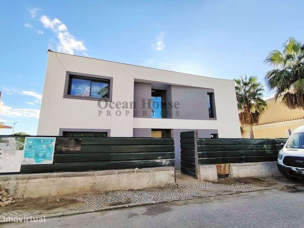 Moradia V4 nova com piscina e garagem, no centro de Loulé - Grande imagem: 4/16