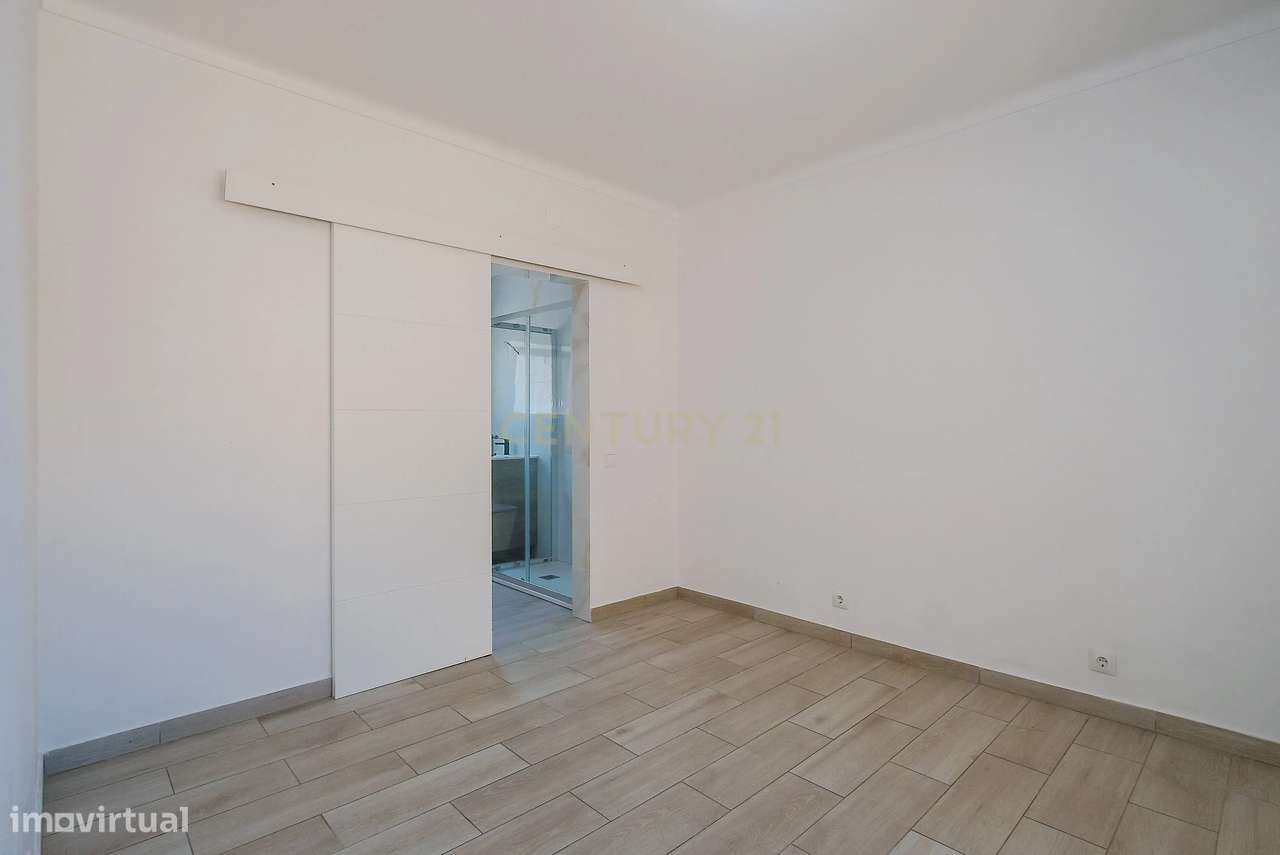 Moradia T4 Renovada no Estoril | Conforto, Espaço e Excelente Localiza-36