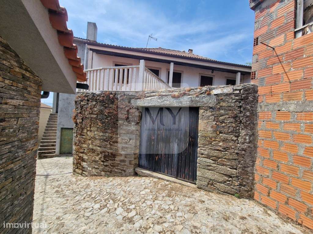 Moradia de rés do chão e andar em Abaças, Vila Real-23