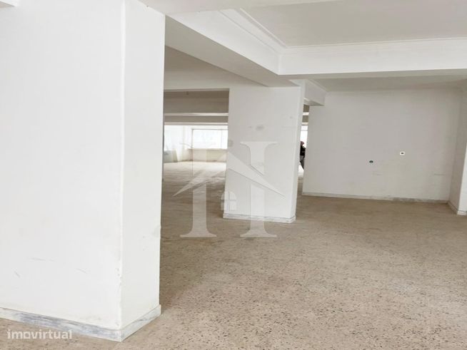 Loja com 210m² e Acesso Direto à Rua Para Veículos-4
