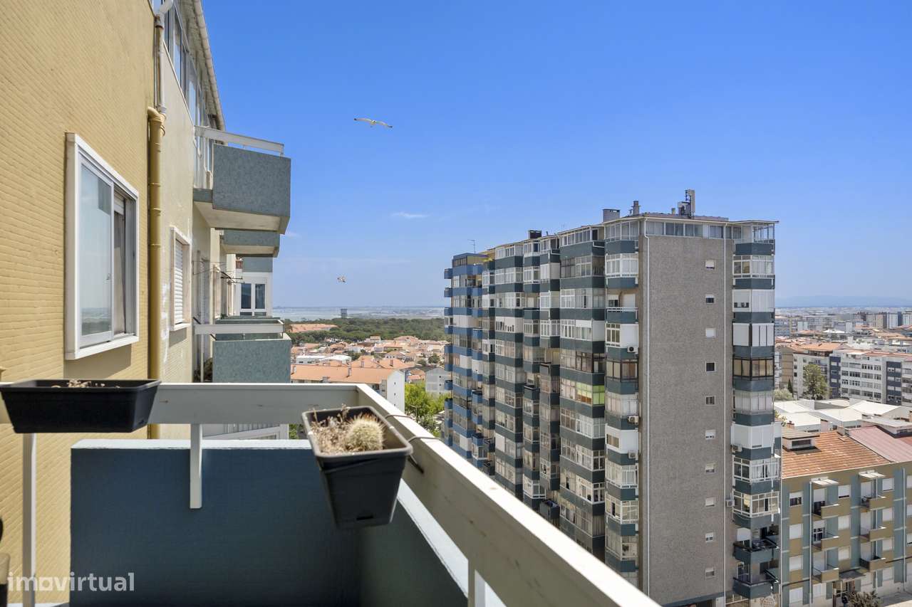 Apartamento T3 Transformado em T2 com Vista sobre o Rio Tejo-18