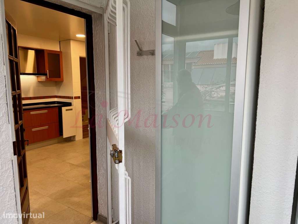 Moradia V4 Duplex no Centro de Loures-45