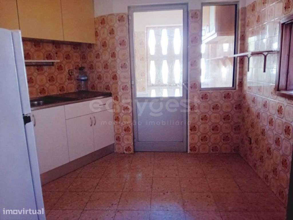 Apartamento T2 localizado na Pedra Mourinha, perto de escolas - Grande imagem: 2/23