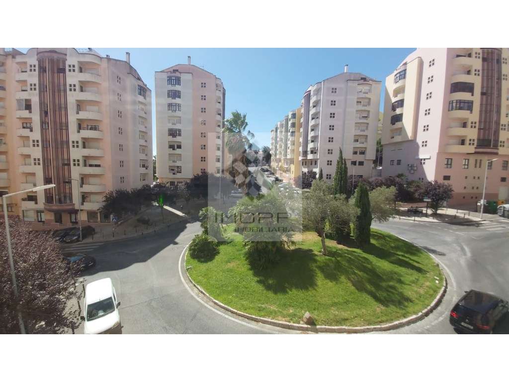 Fabuloso T4 na Radial em Odivelas com estacionamento!-27