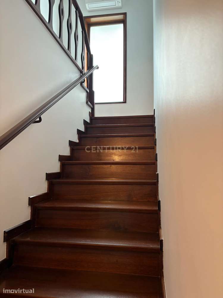 Moradia T7 com Vista Mar e Elevado Potencial em Areosa-14