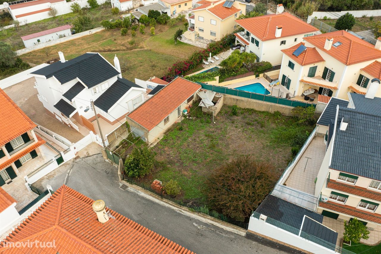 Terreno urbano em Estoril com projeto aprovado para construção de mora