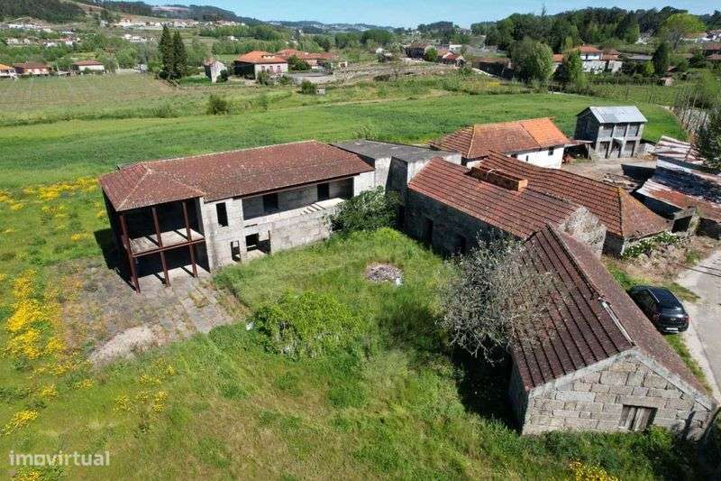 Quinta em pedra com anexos em 5000 m²